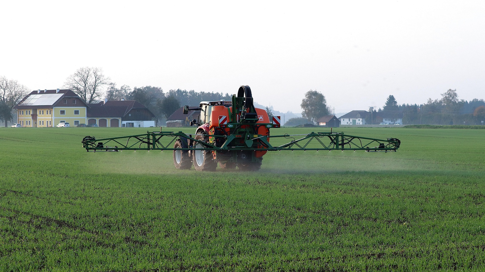 Trator usando defensivo agrícola